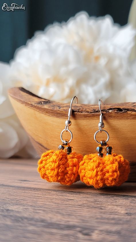 Little Pumpkin Earrings Crochet Pattern by Rhondda Mol #calcentralcrochet #halloween #lionbrand #lionbrandyarn #halloweencrochet #halloweencal #lionbrandyarns Pumpkin Uses, Earrings Crochet, Fall Crochet Patterns, Crochet Jewelry Patterns, Crochet Earrings Pattern, Halloween Crochet Patterns, Crochet Fall, Crochet Pumpkin, Pumpkin Earrings