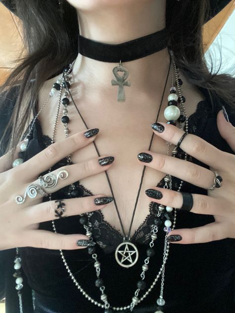 Gothic Witch Jewelry, Witch Halloween Jewelry, Pentagram Necklace Aesthetic, Emo Witch Aesthetic, Goth Aesthetic Jewelry, Gothic Necklace Aesthetic, Dark Witch Outfit Aesthetic, Alt Necklace Layering, Goth Layered Necklaces