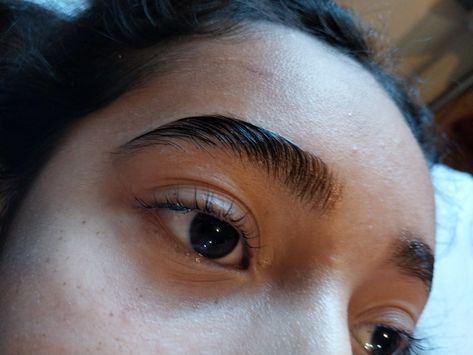 Cejas naturales, resaltando la belleza 🌸