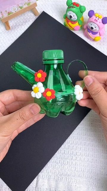 Paper Crafts, Water, Cute Water Bottle, Diy Steps, Christmas Living Room, Farm Tables, Drink Bottle, Plastic Bottle, Water Bottle