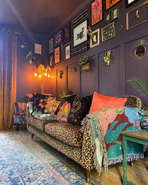 Moody Eclectic Decor Bedroom, Moody Eclectic Decor, Fresh Bedroom Decor, Marble Bedroom, Maximalist Interior Design, Funky Living Rooms, Vibrant Living Room, Home Decor Wallpaper, Retro Living Rooms