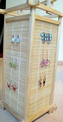 japanese-lamp-as-jewelry-display-21269907