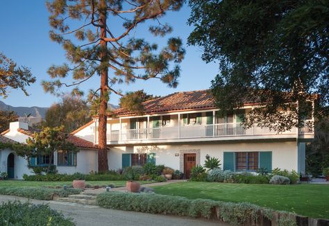 By the early 1930s Mary McLaughlin Craig had shifted away from the Spanish Colonial aesthetic toward Mediterranean and American styles. The Harry Drake House in Carpinteria, California, recalls Spanish influences in combination with Colonial American design. Colonial Tropical Decor, Monterey Colonial, Colonial Aesthetic, Andalusian Architecture, Monterey Style, Spanish Farmhouse, Spanish Exterior, Santa Barbara Style, Moorish Design