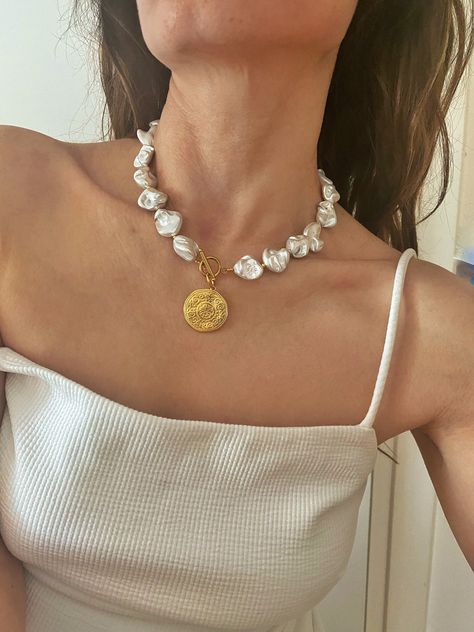 Big Charm Necklace, Big Shell Necklace, Natural Shell Beaded Jewelry, Shell Necklace Diy, Shell Beads Jewelry, Jewel School, Toggle Clasp Necklace, Boho Bridal Jewelry, Coin Pearl Necklace