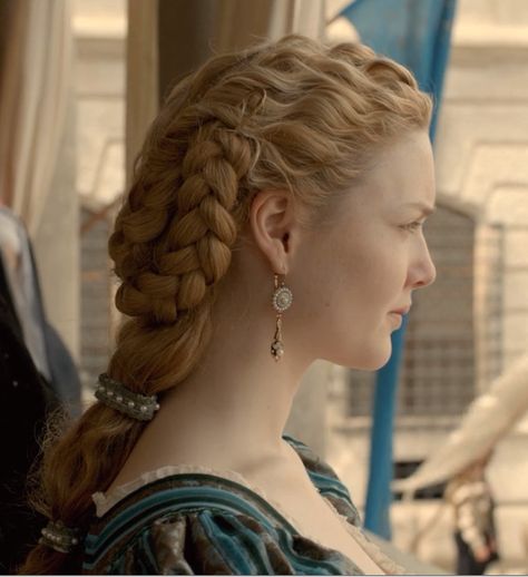 1400s Fashion, Daena Targaryen, Holliday Grainger, Lucrezia Borgia, The Borgias, Targaryen Aesthetic, Drop Shadow, Fantasy Hair, Beauty Goals