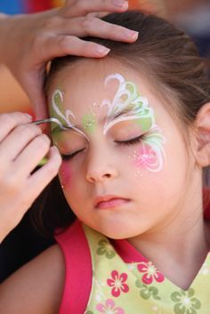 Face Painting For Halloween, Fairy Face Painting, Karneval Diy, Fairy Face Paint, Fairy Face, Butterfly Face Paint, Girl Face Painting, Pastel Butterfly, Kids Falling