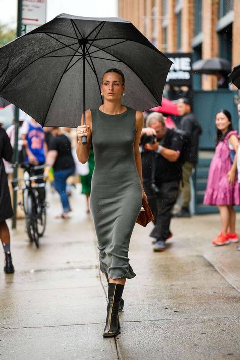 Nyfw Street Style Spring 2023, New York Fall Fashion, Nyfw 2023, Working In Fashion, New York Aesthetic Outfits, Dress Street Style, Minimalist Wardrobe Essentials, Estilo Kardashian, New York Street Style