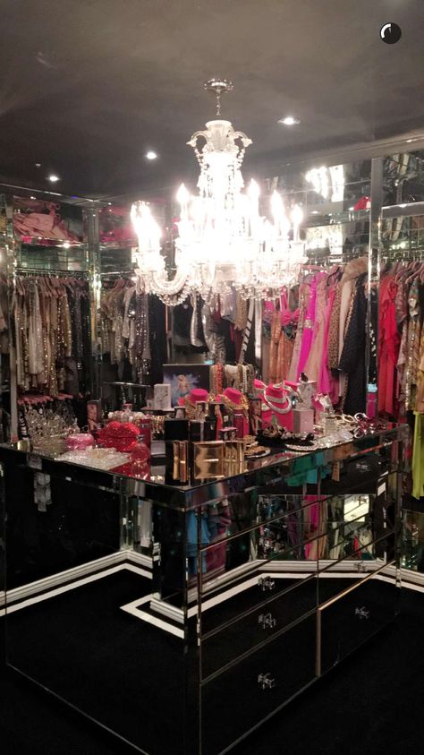 Paris Hilton Paris Hilton Closet, Paris Hilton House, Celebrity Closets, Dressing Room Closet, Glam Life, Dream Closet Design, Closet Aesthetic, New Template, Bling Ring