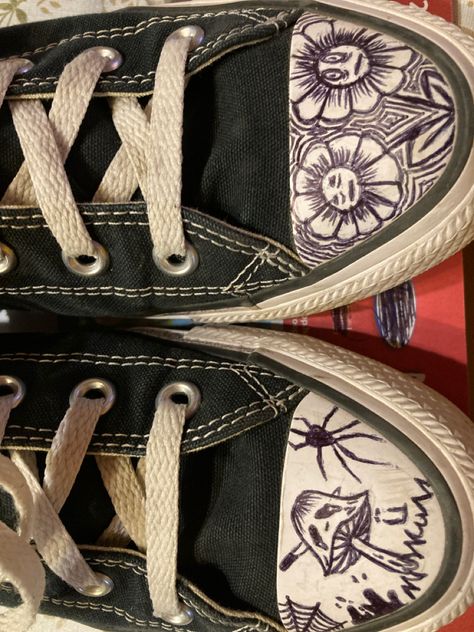 Draw On Shoes Ideas, Things To Draw On Converse Easy, Converse Drawings On Shoes, Drawing On White Converse, What To Draw On Converse, Things To Draw On Your Shoes, Converse Decoration Ideas, Drawing On Converse Ideas, Vans Drawing On Shoes