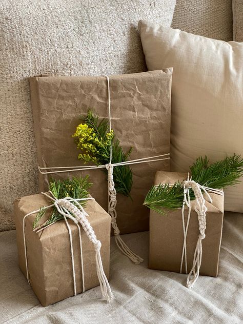 Writing On Gift Wrap, Christmas Gift Brown Paper, Vintage Christmas Gift Wrapping Ideas, Eco Friendly Gift Wrapping Ideas, Christmas Brown Paper Wrapping, Presents Wrapping Ideas, Brown Paper Gift Wrap, Hug Earrings, Everyday Oil