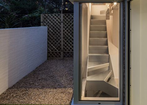 Studio Gil adds tower-like extension to a London home Elevated Terrace, External Staircase, House Extension Plans, Interior Staircase, Loft Stairs, Primrose Hill, Modernist Architects, Glass Extension, Dark House