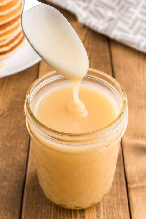 Homemade Pancake Syrup - This homemade breakfast syrup is perfect for pancakes or waffles. It's quick and easy to make and kids love it! Homemade Pancake Syrup, Bread Pudding Sauce, Easy Homemade Pancakes, Simply Stacie, Dessert Sauce, Oktoberfest Food, Lemon Curd Recipe, Vanilla Recipes, Vanilla Sauce