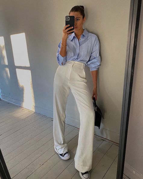 Mode Casual, 가을 패션, Mode Inspiration, White Pants, Looks Vintage, Spring Summer Outfits, Blue Shirt, Outfits Casuales, Look Fashion