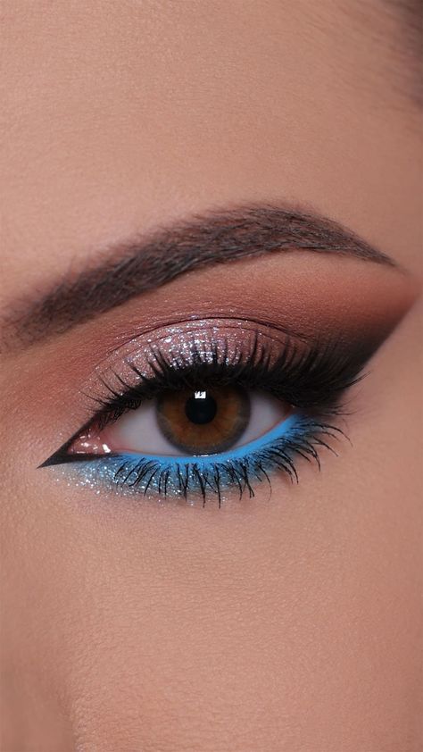 Light Blue Waterline Makeup, Simple Fall Makeup Looks For Blue Eyes, Sunday Brunch Makeup Ideas, Simple Navy Blue Makeup Looks, Blue Pink Eye Makeup, Maid Of Honor Makeup Ideas Blue Eyes, Blue Eye Makeup Looks, Make Azul, Eyeshadow Styles