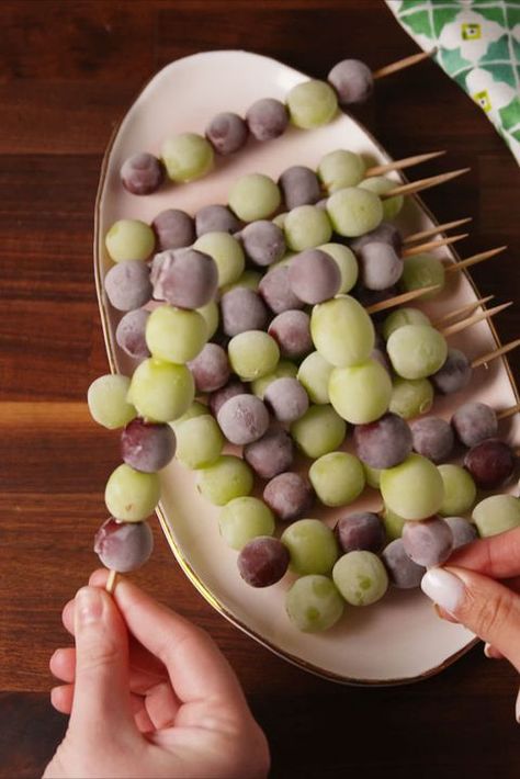 prosecco-grapesicles Boat Snacks, Beach Snacks, Healthy Afternoon Snacks, Frozen Grapes, Boat Food, Party Appetizers, Summer Snacks, Snacks Für Party, Special Dinner