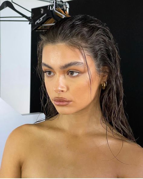 Slick Back Long Hair Down, Wet Hair Model Look, Wet Hair Look Long, Slick Back Wet Hair Look, Wet Hair Makeup, Wet Hairstyles For Long Hair, Wet Curly Hairstyles, Wet Look Makeup, Hairstyles Runway