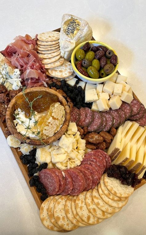 Drinks Aethstetic, Charcuterie Board Rose Salami, Charturerie Board, Spicy Charcuterie Board, Charcuterie Board Winter, Charquetery Board, Cheeseboard Aesthetic, Best Charcuterie Board Ideas, Charcuterie Board Aesthetic