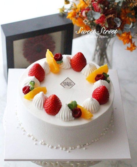 Fruit Cake Decoration, Fruit Topped Cake, Fruit Cake Design, Fresh Fruit Cake, Japanese Cake, Basic Cake, Korean Cake, Simple Cake Designs, Simple Cake