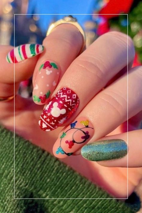 Christmas is a time of joy, warmth, and togetherness. While we decorate our homes and dress up for the season, why not add some holiday cheer to your nails as well? Simple Christmas nails are an easy and fun way to show off your festive spirit. Whether you’re getting ready for a cozy family gathering or a stylish office party, simple Christmas nails can be the perfect accessory. Disney Character Nails Short, Disney Christmas Gel Nails, Disney Christmas Tattoo, Disney Nails Winter, Disney Nail Designs Christmas, Holiday Disney Nails, Disney Theme Nails Design, Disney Christmas Nail Designs, Disney Xmas Nails