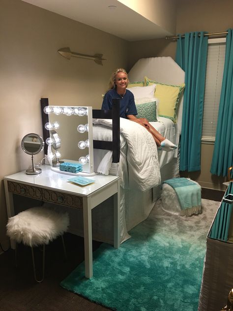 University of Alabama Dorm Room Presidential Village II. College Dorm Room College Bedroom Decor, Cute Dorm, Dream Dorm, Bedroom Hacks, Dorm Sweet Dorm, College Bedroom, Dorm Room Storage, Dorm Diy, Dorm Room Diy