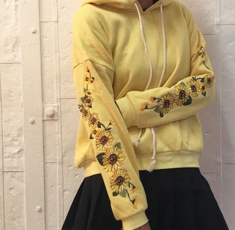 Flower Clothes Aesthetic, Suncore Aesthetic Outfits, Flower Child Aesthetic Outfit, Honeycore Aesthetic Outfits, Sunflower Hoodie, Sunflower Outfit, Flower Hoodie, Hoodie Jumper, 90's Fashion