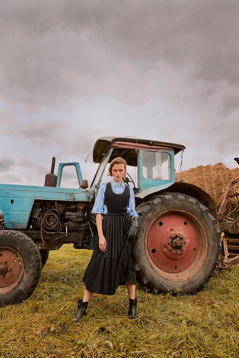 Farmer Fashion, Countryside Fashion, Farm Fashion, Balenciaga Dress, Village Photos, Village Girl, Dreamy Photography, Estilo Country, Fashion Photography Inspiration