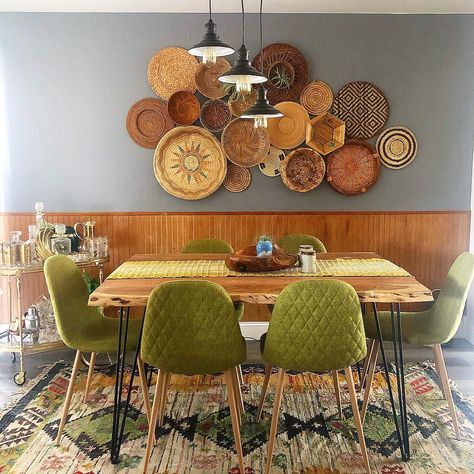 Remember the basket wall from my old kitchen, my rug from my old living area and my chairs from from my old dining room!? Paired with my… Room Decor Dollar Tree, Basket Walls Boho, Mirror Living Room Wall, Modern Boho Dining Room, Boho Chic Dining Room, Old Dining Room, Basket Walls, Trendy Dining Room, Dining Room Wall Color