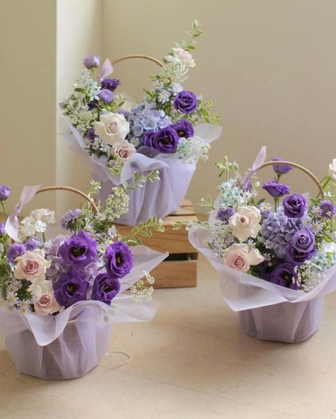 Basket Arrangements Gift, Basket Bouquet Flower, Flower Basket Ideas Floral Arrangements, Cake Flower Bouquet, Cheap Flower Arrangements, Flower Bouquet Basket, Korean Bouquet, Bouquet Basket, Whimsy Flowers