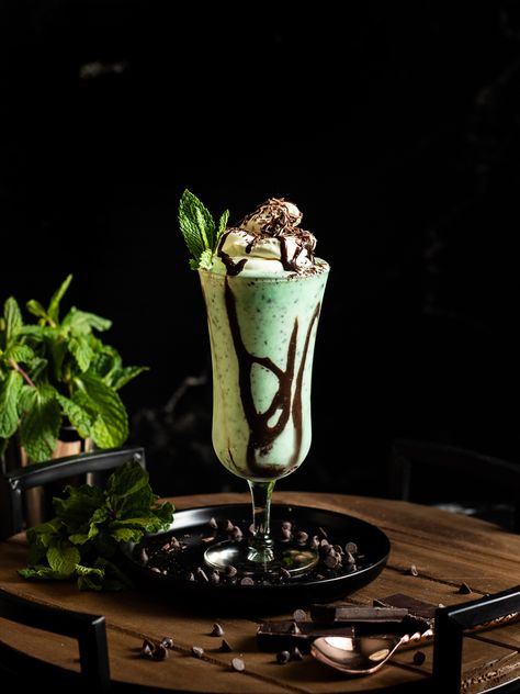 Spring Coffee Drinks, Chocolate Shake Recipe, Mint Milkshake, Mint Chocolate Chip Milkshake, Mint Shake, Mint Chocolate Ice Cream, Milkshake Flavours, Mint Drink, Chocolate Garnishes