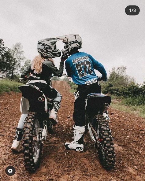 Motocross Picture Ideas, Cute Dirt Bike Couples, Dirt Bike Couple Pictures, Dirtbike Aesthetic, Dirt Bike Aesthetic, Dirt Bike Pictures, Moto Couple, Dirt Bike Couple, Motocross Couple