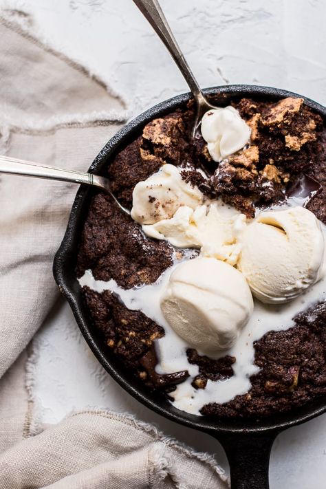 Brownie Skillet, Easy Chocolate Pudding, Skillet Brownie, Food Mill, Molten Chocolate Lava Cake, Chocolate Pudding Cake, Vegan Brownie, Chocolate Lava, Chocolate Lava Cake