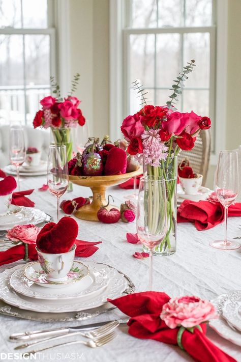 Valentines Day Tablescapes, Valentine Day Table Decorations, Farmhouse Valentine Decor, Valentine Tablescape, Saint Valentin Diy, Valentines Bricolage, Valentine Table Decorations, Diy Valentine's Day Decorations, Valentine Dinner