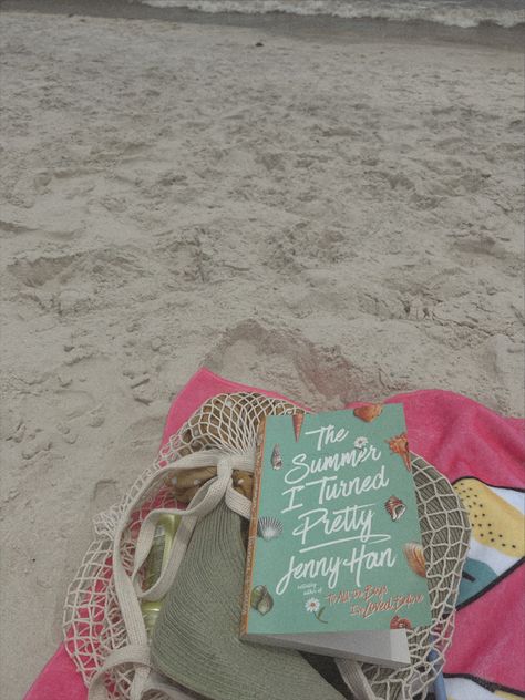 the summer i turned pretty book, beach read, summer aesthetic #thesummeriturnedpretty #books #beach #beachread #summer #summeraesthetic #summerbook #beachbook Summer I Turned Pretty Book, Book Beach, Carolina Do Norte, Beach Girl Aesthetic, Beach Read, The Summer I Turned Pretty, Jenny Han, Summer Books, Summer Goals