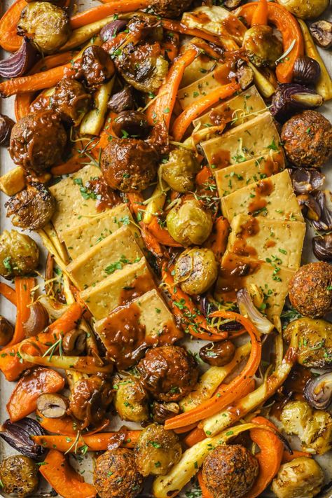 VEGAN CHRISTMAS DINNER TRAYBAKE - Modern Food Stories Veg Tray, Veg Crispy, Vegan Stuffing, Wine Gravy, Red Wine Gravy, Vegan Christmas Dinner, Crushed Potatoes, Low Fat Dinner, Vegan Gravy