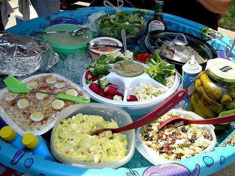 Use a Kiddie Pool filled with ice to keep food and condiments cold during an outdoor party! Soirée Bbq, Nyttige Tips, Creative Party Ideas, Corn Dog, Party Hacks, Kiddie Pool, Summer Barbecue, Bbq Party, Backyard Bbq