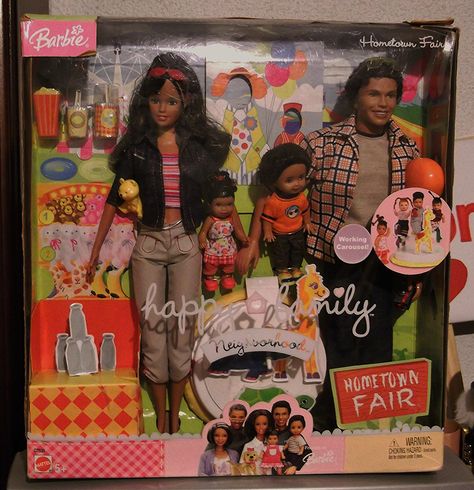 Happy Family Home Town Fair African American Set - wowza! Barbie Happy Family House, Kidcraft Barbie Doll House, African Barbie Dolls, Barbie Chelsea Doll, Barbie Happy Family, Barbie Playsets 2000s, Barbie Kids, 1990s Barbie Playsets, Barbie Sets