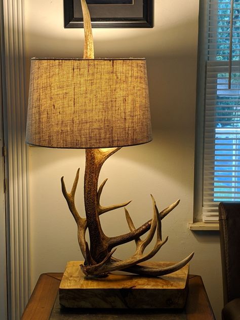 Elk Antler Decor, Interior Cabin Ideas, Deer Antler Lamps, Outdoorsy Decor, Antler Projects, Antler Ideas, Antler Lamp, Deer Antler Decor, Rustic Log Furniture