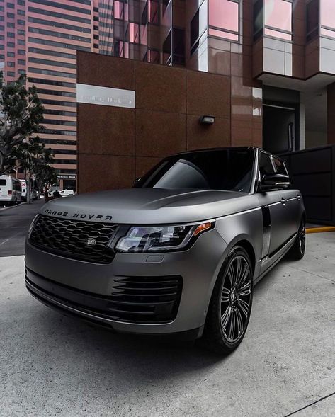 Range Rover Interior, Dream Cars Range Rovers, Range Rover Car, Luxury Cars Range Rover, Wallpaper Luxury, Car Style, Top Luxury Cars, Car Tattoos, Car Goals