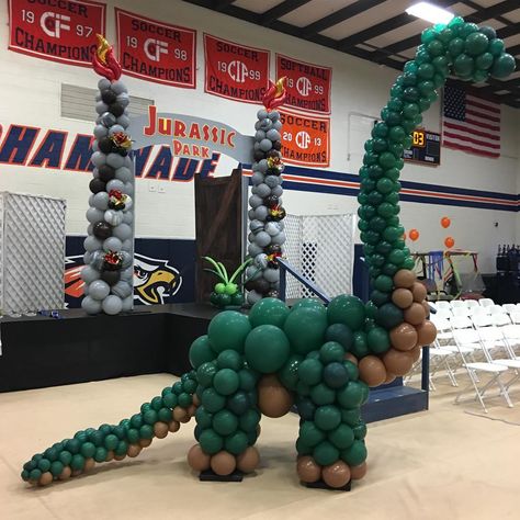 11ft tall Dinosaur created for the Jurassic Park themed Homecoming Pep Rally & football game. #partyblitzsimi #balloonsculpture #dinosaur #balloons #chaminadecollegepreparatoryhighschool #homecoming #peprally #simivalley Dinosaur Balloon Decorations, Dinosaur Balloon Arch, Homecoming Pep Rally, Balloon Sculptures Diy, Nye Balloons, Balloon Dinosaur, Homecoming Themes, Dinosaur Balloons, Staff Party