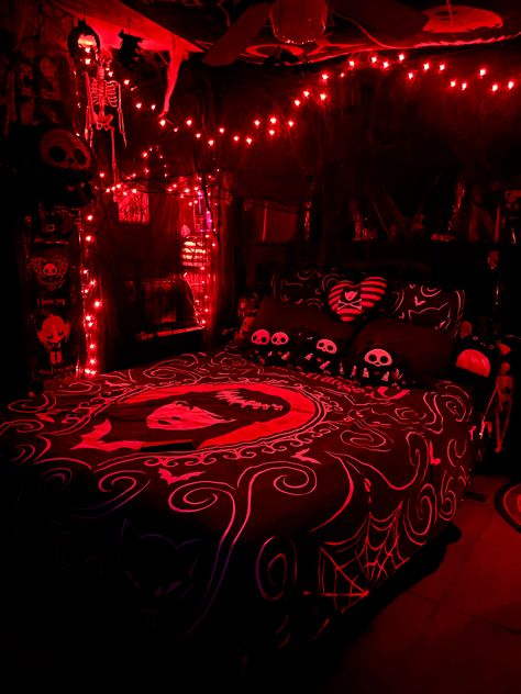 Ghost Room Aesthetic, Dark Color Room Aesthetic, Emo House Aesthetic, Horror Themed Bedroom Aesthetic, Scary Bedroom Ideas, Red Room Ideas Aesthetic, Dark Romance Room Aesthetic, Red Wall Room Ideas, Scary Bedroom Aesthetic