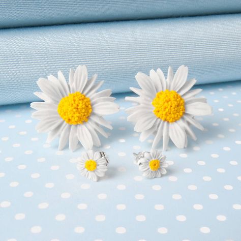 Daisy Jewellery, Painted Daisy, White Daisy Flower, Popular Earrings, Daisy Jewelry, Blue Cottage, Daisy Painting, Daisy Studs, Pretty Hands