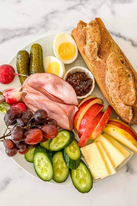 The classic, English pub-style Ploughman's Lunch is an easy meal to pull together and full of filling ingredients. Plowman's Lunch, British Lunch, Ploughman's Lunch, Ploughmans Lunch, Mediterranean Salmon, Gourmet Food Plating, Light Dinner Recipes, English Pub, Picnic Lunch