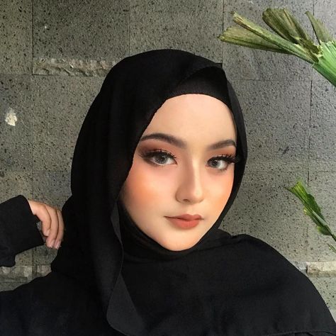 Brushed by @atirahshbl  Maaci cayang acu 🥰❤️ #makeup #sokcantik Graduation Pictures High School, Sweet Makeup, Hijab Makeup, Peach Makeup, Graduation Party Ideas, Beautiful Photoshoot Ideas, Hijab Fashionista, Graduation Balloons