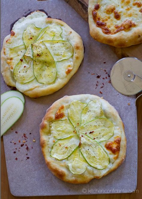 pizza bianca - white pizza {with zucchini} | kitchen confidante Bakers Kitchen, Pizza Bianca, White Pizza, Vegetarian Sandwich, Eat Pizza, Pizza Bread, Zucchini Recipes, Pizza Recipes, Meal Time