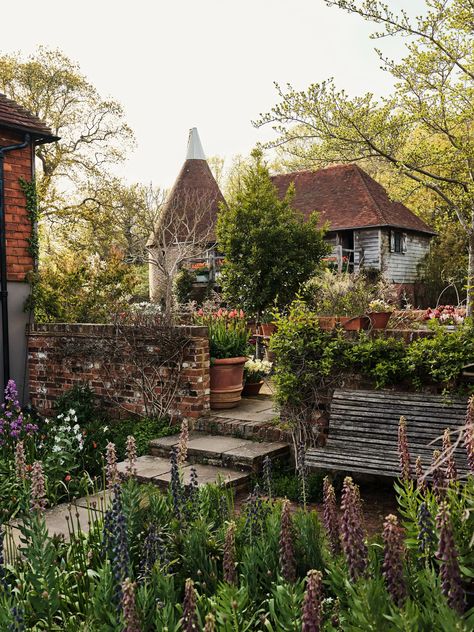 How to design an English country garden (with ample inspiration from the House & Garden archive) | House & Garden Modern Home Garden, Cottage Garden Borders, Home Garden Ideas, Winter Gardens, Prairie Garden, Herbaceous Border, British Garden, Red And White Roses, English Country Gardens