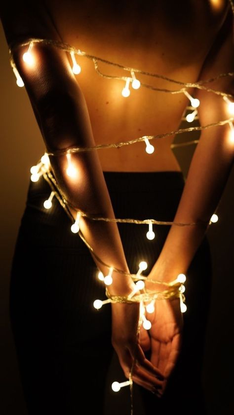 Bouidor Photography Christmas Lights, Fairy Light Photoshoot, Fairy Light Photography Ideas, Photoshoot Ideas With Lights, Fairy Lights Photoshoot, Christmas Light Photoshoot, Christmas Lights Photography, Christmas Lights Photoshoot, Fairy Light Photography