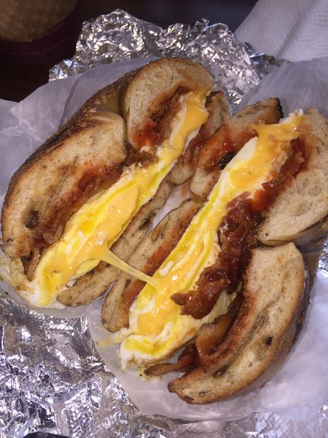 Bacon Egg And Cheese Aesthetic, Bacon Egg And Cheese Bagel, Bacon Egg And Cheese Sandwich, Bacon Bagel, Easy Fast Dinner Recipes, Cinnamon Raisin Bagel, Bacon Egg Cheese, Bacon Egg And Cheese, Bagel Sandwich