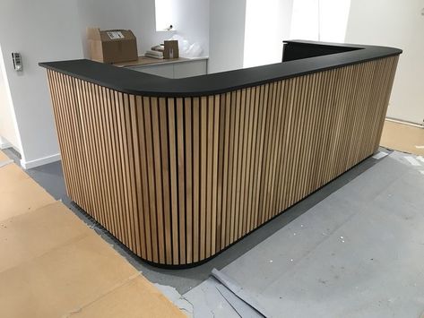 Black And Wood Reception Desk, Wood Slat Reception Desk, Cashwrap Design, Interior Gym Design, Home Bar Ideas, Wood Reception Desk, Hotel Room Interior, Bar Counter Design, Gym Design Interior