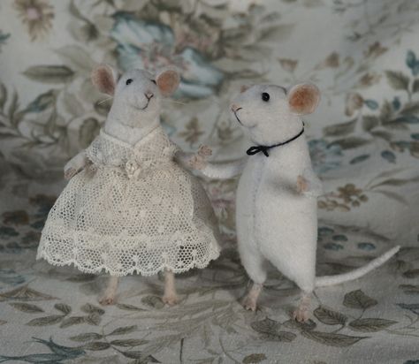 mouse couple Stuffed Mice, Eek A Mouse, Romantic Camping, Modern Dolls House, Handmade Stuffed Animals, Felt Mouse, Victorian Dolls, House Mouse, Needle Felted Animals