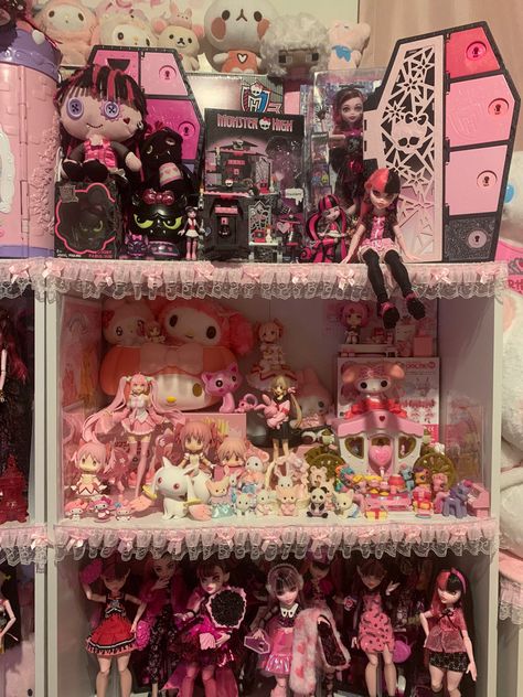 Yami Kawaii Room, Kawaiicore Room, Anime Aesthic, Kawaii Rooms, Kawaii Decor, Kawaii Room Ideas, Hello Kitty Room Decor, Cool Room Decor, Kpop Albums